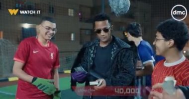 محمد رمضان يهدى 120 ألف جنيه لفريق يلعب فى دورة رمضانية.. فيديو