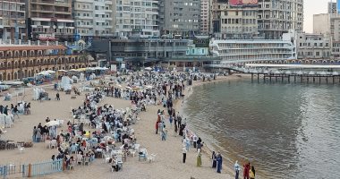 الإسكندرانية نزلوا يفطروا على البحر في آخر أيام الموجة الحارة.. فيديو 