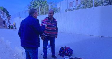 عمرو الليثي يجبر بخاطر بائع عرائس ويهديه جوائز مالية