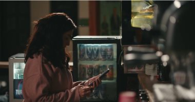 مسلسل حسبة عمرى الحلقة 3.. الفنانة روجينا تحاول شحن هاتفها بالنادي