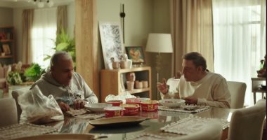 مسلسل حسبة عمري الحلقة 3.. عمرو عبد الجليل يعمل على مشروع فن تشكيل على حجر