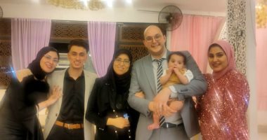 كافحت وصبرت على مرض زوجها وخرجت 3 أطباء.. الأم المثالية بالوادى الجديد (فيديو)