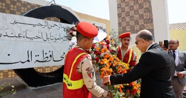 محافظ المنيا يضع إكليل الزهور على النصب التذكارى بمناسبة العيد القومى الـ106