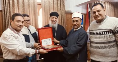 وكيل مطرانية البلينا بسوهاج يزور إدارة البلينا الأزهرية لبحث التعاون المشترك هدية تذكارية نسخة من القرآن الكريم للشيخ ممدوح سليمان مدير الإدارة