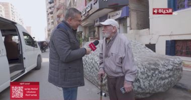 الصدفة تلعب دورها.. عمرو الليثي يجبر بخاطر مسن ويهديه 7 آلاف جنيه