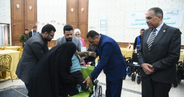 محافظ مطروح يسلم 28 "كرسى متحرك" لذوى الهمم خلال إفطار "حياة كريمة".. صور