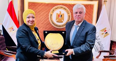 صندوق تطوير التعليم بالوزارة يكرم أيمن عاشور لدعمه مراكز مهارات القرن الواحد والعشرين تكريم وزير التعليم العالي