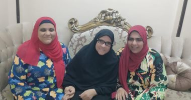 قصة الأم المثالية فى الأقصر.. الدكتورة مريم محمد 33 سنة من الكفاح بعد إصابة زوجها بمرض نادر عام 1992 ووفاته بعد 4 سنوات.. انتقلت بأطفالها للعيش مع والديها.. بناتها الثلاث أصبحن طبيبتين وصيدلانية.. فيديو وصور