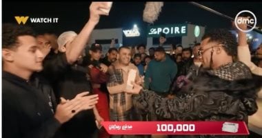 "هما دول الجدعان".. محمد رمضان يهدى 100 ألف جنيه لـ 3 شباب معهم جنيه ورق