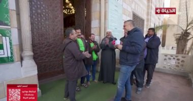 عمرو الليثى يلتقى العاملين بمسجد الحصرى ويجبر خاطرهم بجوائز برنامج "أجمل ناس"