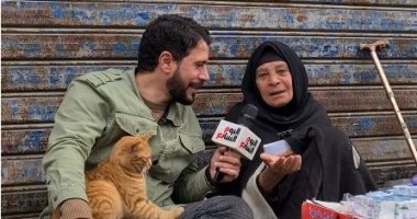 "بائعة مناديل" بتوصلنا رسالة إنسانية عن الرحمة بالحيوانات "بتقاسم لقمتها مع قطة"