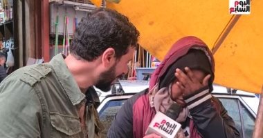 واقفة تحت الأمطار تشتغل علشان عيالها.. شاهد لحظة فوز عائشة بجائزة "فتحى شو" جانب من الحلقة