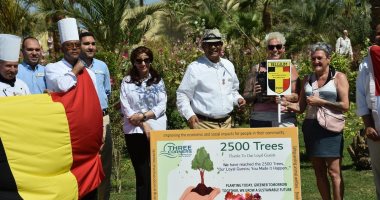 أرض مصر الخضراء.. شعار الشجرة رقم 2500 بعد زراعتها بيد أحد السياح داخل فندق بمرسى علم.. كل زائر تتخطى زيارته الـ6 مرات متتالية شجرة مثمرة باسمه وعلم بلاده..مواطنو أوروبا يصلون خصيصا كل عام لمشاهدة أشجارهم.. صور