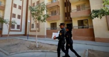 مبادرات إنسانية من وزارة الداخلية لرسم البسمة على وجوه الصائمين.. رجال الشرطة ينشرون الأمل فى رمضان بتقديم مساعدات للأسر الأكثر احتياجا وتوزيع الوجبات.. المواطنون: شكرا للرئيس السيسى أنت هديتنا ومشغول بنا