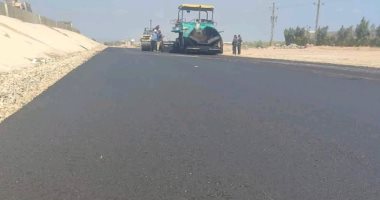 للحد من الحوادث.. رفع كفاءة الطريق السطحى أمام مدخل المنطقة الصناعية بالزوامل