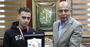 محافظ المنيا يكرم اللاعب جمال أكرم أصغر بطل قتالى على مستوى الجمهورية جانب من التكريم