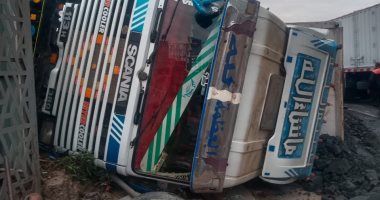 إعادة حركة المرور على طريق إسكندرية الزراعى بعد رفع تريلا انقلبت فى قليوب