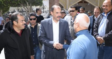 محافظ سوهاج يستمع إلى مطالب المواطنين عقب صلاة الجمعة بمسجد الشرطة محافظ سوهاج