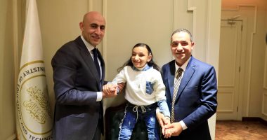 وزير التعليم يكرم الطالبة رضوى من ذوى الاحتياجات الخاصة لتفوقها الدراسى.. فيديو