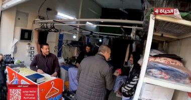 عمرو الليثي يلتقي عاملين بمحل مكوجي ويقدم لهم جوائز مالية
