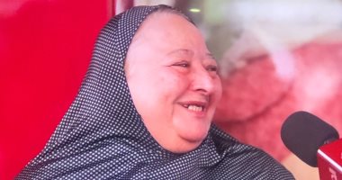 عمرو الليثي يهدي سيدة جوائز مالية ببرنامج أجمل ناس