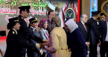 فى أجواء رمضانية.. وزارة الداخلية تزرع بذور الوفاء والتقدير عبر احتفالية عيد الأم.. تكرم أمهات المناطق الحضارية فى عيدهن.. وتزور المسنات تعبيراً عن الوفاء والتقدير لهن.. فيديو وصور وزارة الداخلية تكرم أمهات المناطق الحضارية