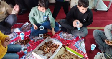 "أطفال الخير تجمعوا فى شهر الخير".. مجموعة أطفال يواصلون إفطار الصائمين للسنة العاشرة بمسجد ناصر ببنها.. القائم على المبادرة: تجهيز 100 كوب تمر لتوزيعها على رواد المسجد.. ونسعى لتأصيل الخير بالأجيال الجديدة