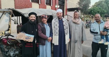 وزع عصائر وتمر.. قمص يشارك في إفطار صائمين على الطريق بقرية شنهور في قنا
