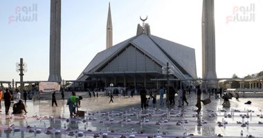 روحانيات رمضان.. توزيع وجبات إفطار الصائمين فى إسلام آباد وجبات الإفطار فى ساحات مسجد فيصل