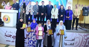 "نائب محافظ سوهاج يشارك فى تكريم 300 أم مثالية.. صور‎