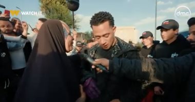 محمد رمضان يبكى تأثرا ببكاء بائعة مناديل: "ماتبكيش أنا جاى أفرحك".. فيديو