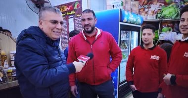 عمرو الليثى يلتقى مع العاملين بمحل خضار ويقدم لهم مسابقات وجوائز بـ"أجمل ناس"