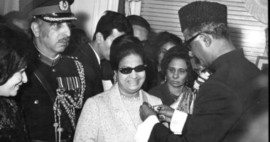 سعيد الشحات يكتب: ذات يوم.. 23 مارس 1968.. الرئيس الباكستانى يمنح أم كلثوم وسام «نجمة الامتياز» لغنائها قصيدة «حديث الروح» للشاعر محمد إقبال والسفير يقلدها الوسام فى حفل كبير بمنزله أم كلثوم