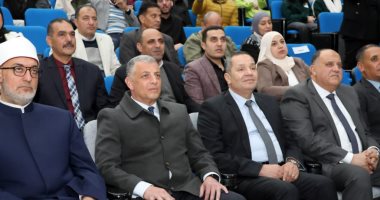 مفتى الجمهورية ومحافظ الإسماعيلية يشهدان حفل جسور لتكريم حفظة القرآن الكريم.. فيديو مفتى الجمهورية ومحافظ الإسماعيلية خلال الحفل
