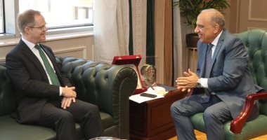 وزير الكهرباء يستقبل سفير بريطانيا بالقاهرة لبحث سبل التعاون