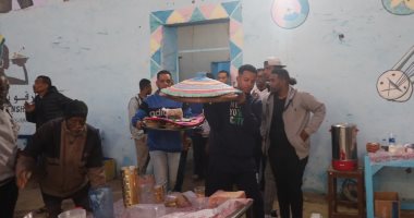 على ضفاف النيل.. أهل "الطيباب" فى أسوان يستقبلون ضيوفهم فى الإفطار السنوى أثناء تجهيز الإفطار