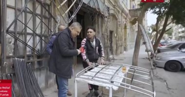 عمرو الليثي يلتقي العاملين بمحل لأعمال الحدادة ويقدم لهم جوائز مالية