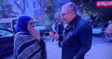 عمرو الليثي يجبر بخاطر أم حسين ويهديها 7 آلاف جنيه