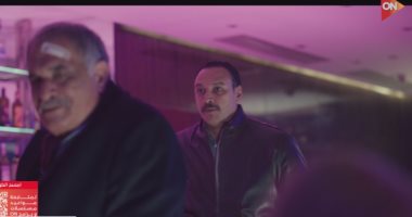 مسلسل قهوة المحطة الحلقة 10.. أحمد خالد صالح يفاجئ رياض الخولي في الملهى
