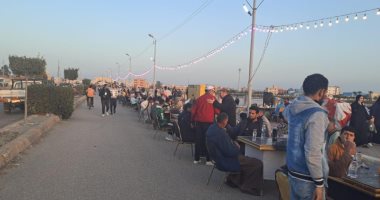 شباب وعائلات بلطيم بكفر الشيخ يفطرون على ضفاف بحيرة البرلس.. فيديو الإفطار