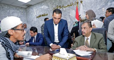 محافظ سوهاج يستمع إلى مطالب وشكاوى المواطنين فى اللقاء الجماهيرى