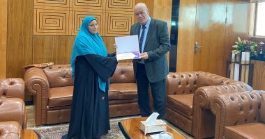 رئيس ميناء القاهرة الجوى يكرم عاملة لأمانتها وتسلميها مبلغا ماليا للشرطة رئيس ميناء القاهرة الجوي يكرم عاملة لأمانتها