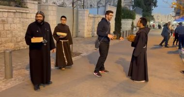 مدينة الزيتون.. رهبان كنيسة القيامة يوزعون التمر على الصائمين قبل المغرب بالقدس وكيل بطريركية القدس للأقباط الأرثوذكس يوزع التمر على المسلمين