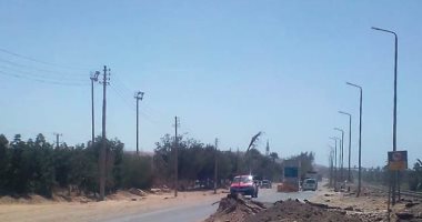 تنفيذ أعمال الرصف للطريق الزراعى عقب إنهاء البنية التحتية بأسوان