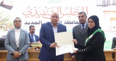 محافظ الوادى الجديد يكرم الأمهات المثاليات ويمنحهن 6 رحلات عمرة تقديرا لعطائهن