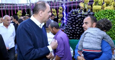محافظ سوهاج يتفقد منافذ بيع المحال التجارية والخضار للتأكد من توافر السلع