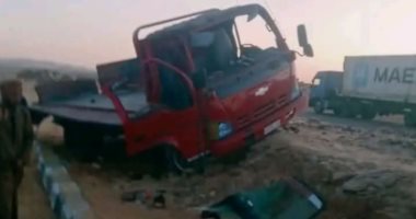 مصرع شخص وإصابة 3 آخرين فى حادث تصادم شاحنة مع سيارة نقل بالوادى الجديد حادث تصادم