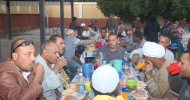 قبطى ينظم حفل إفطار جماعى للمسلمين