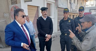 محافظ الدقهلية يضبط نباش بالقمامة ويوجه بمصادرة الكارو الخاص به أثناء تفقد شوارع المنصورة   