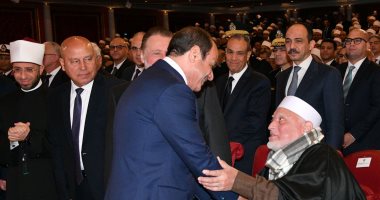الرئيس السيسى يصافح أحمد عمر هاشم خلال احتفالية ليلة القدر